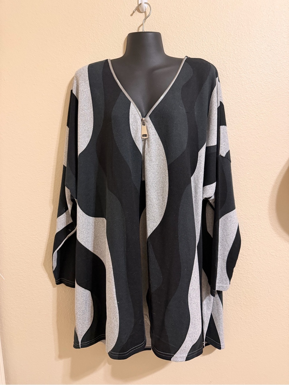 Wavy Zip-Front Long-Sleeve Tunic in Black & Gray